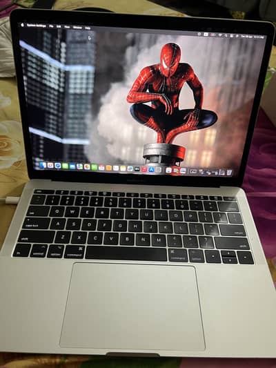 Macbook pro 2017 8/256gb