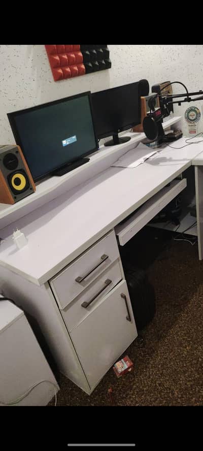 Spacious Workstation Table – White