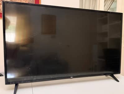 43’’ LG Led smart TV for sale.