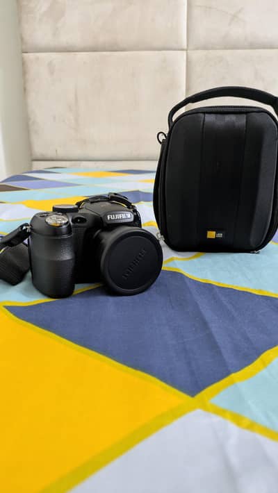 Fujifilm S2980 DSLR Style Camera + Bag