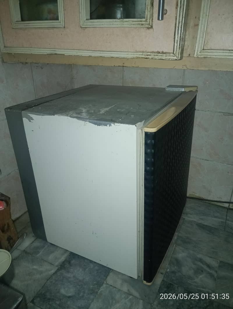 mini fridge 0