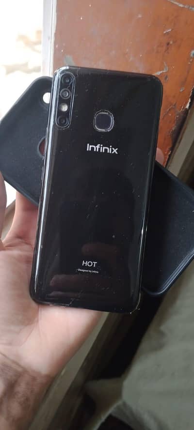 Infinix Hot 8 ram 4 64 gilas change hai box hai charger bhi hai