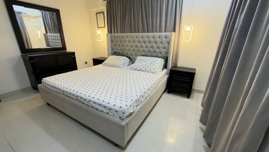 King size bed with sidetables & dressing