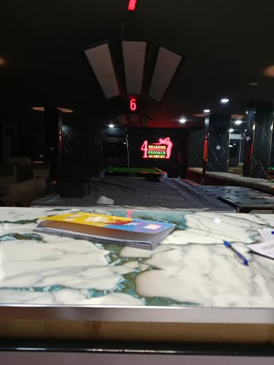 snooker club k Liya tableman counterman n guard ki zrurt ha