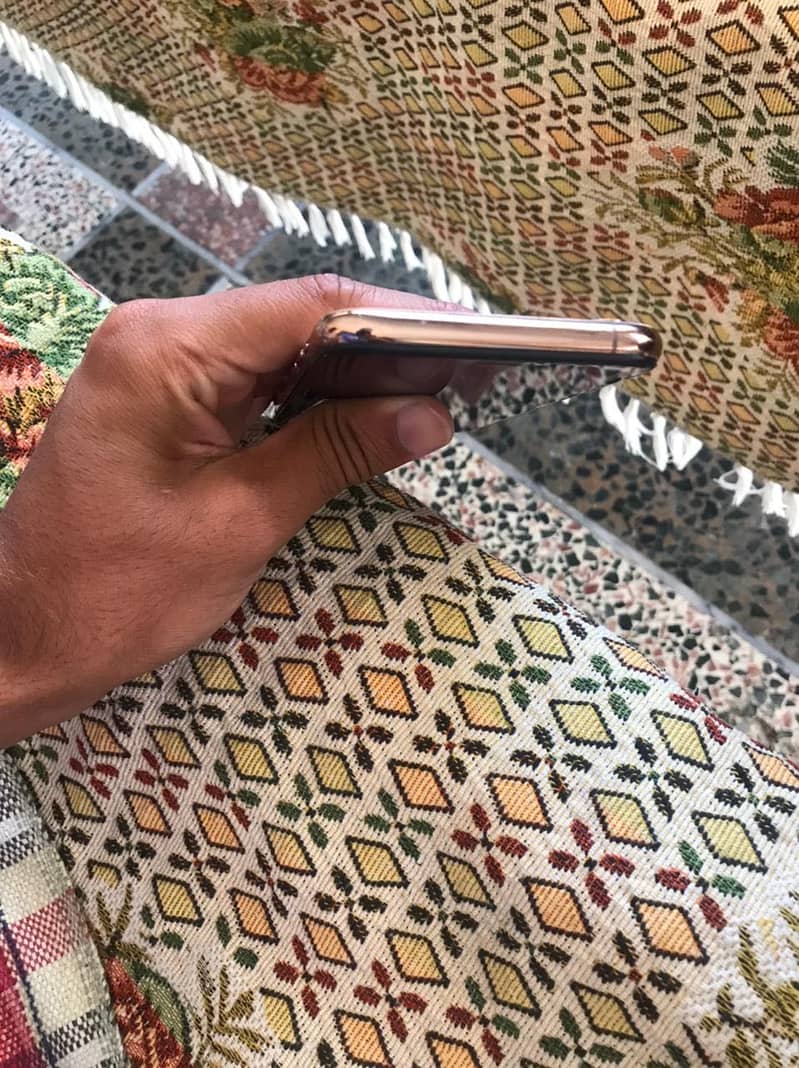 iphone xs 4