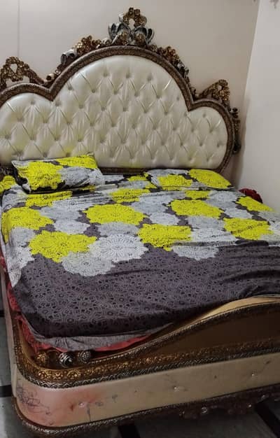 Bed and dressing table for sale