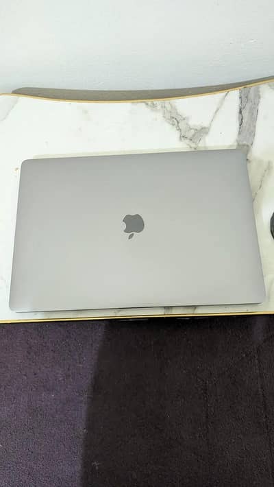 MacBook Pro 2018 – i7 | 16GB RAM | 256GB SSD | 15.4”