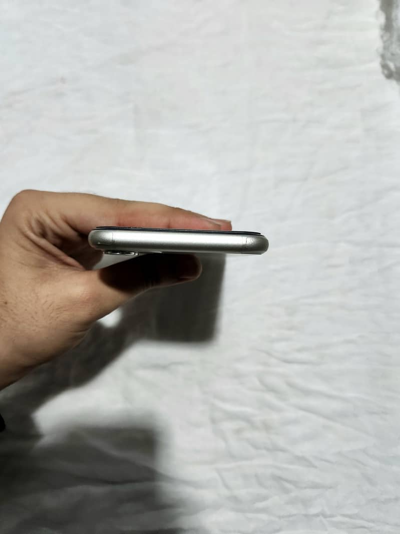 iPhone 11 4
