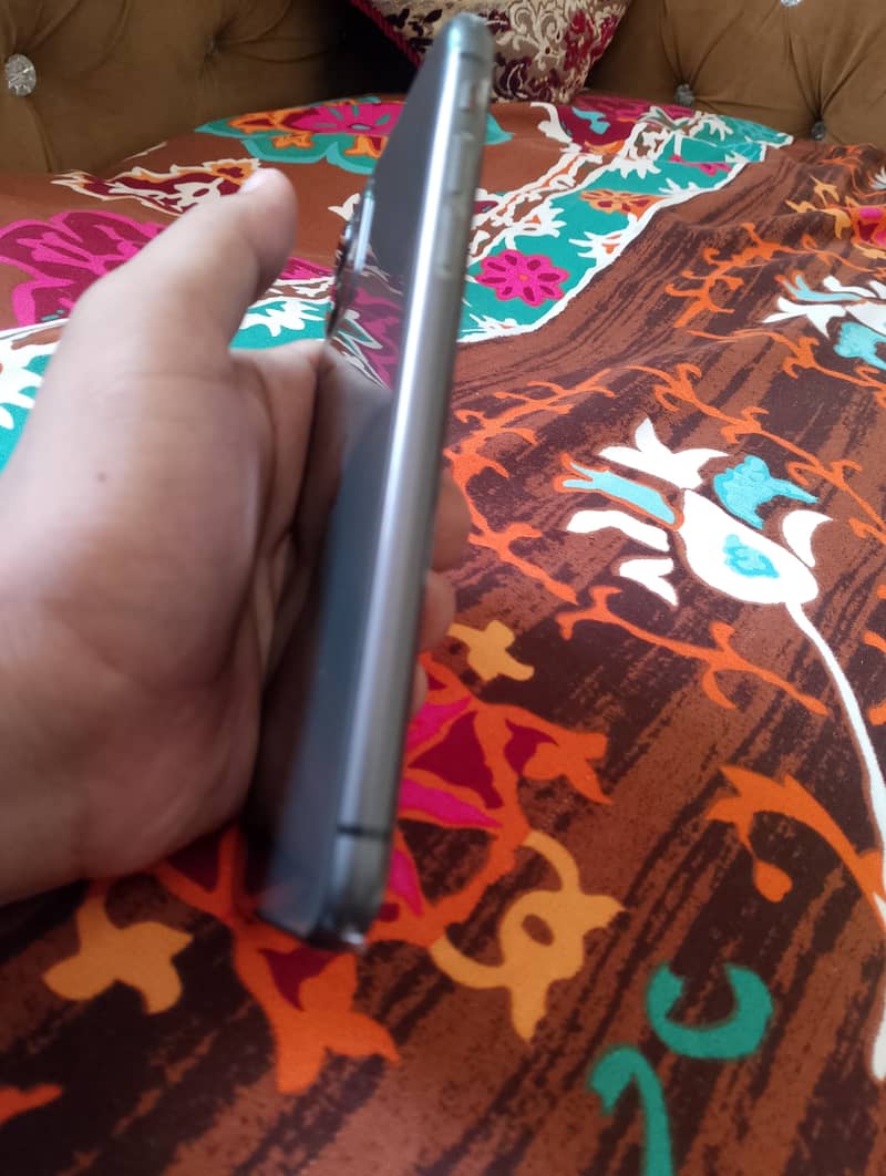 Apple iPhone 11 4