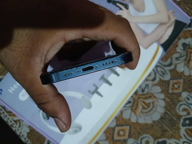 Apple iPhone 12 4