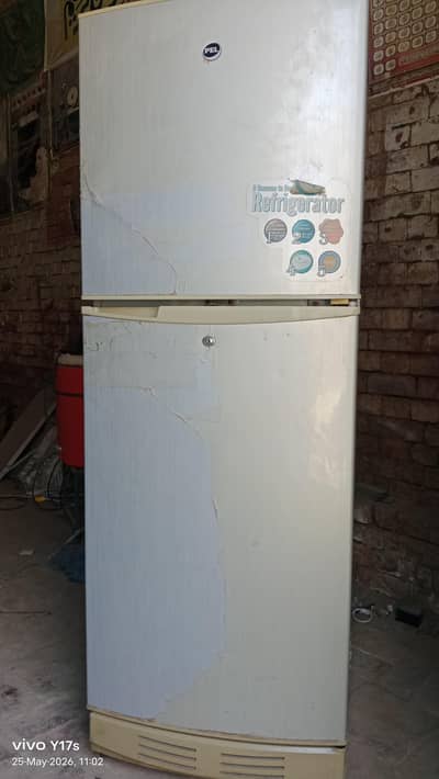 pel medium  fridge for urgent sale
