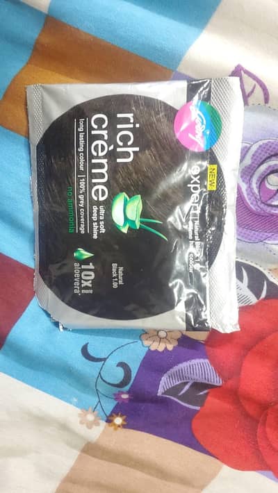 Rich Crème hair colour in Natural Black 1.00.
