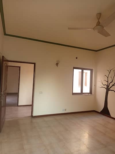 1 Kanal Slighty Used Bungalow At Prime Location
