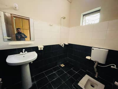 5 Marla beautiful house house available for rant in lake city