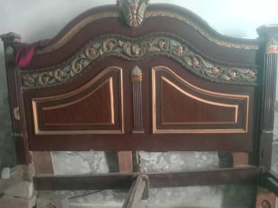 use bed. . bed condition. . plz interested wood shoper