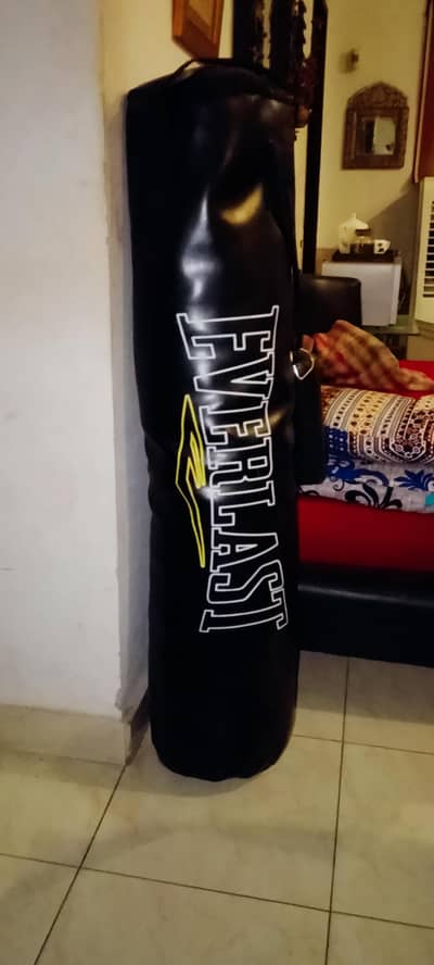 4 Feet Filled Boxing Bag with Gloves 