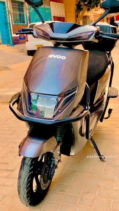 Revoo Electric Scooty