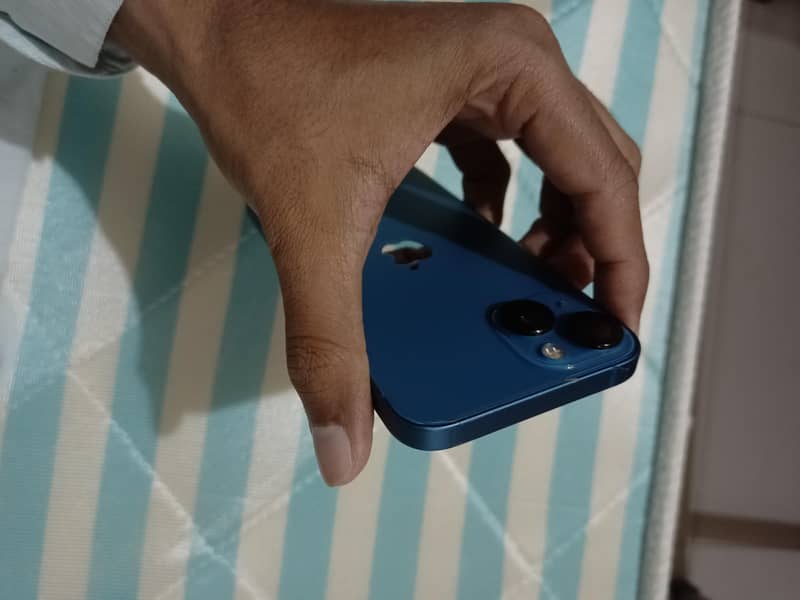 Apple iPhone 13 4