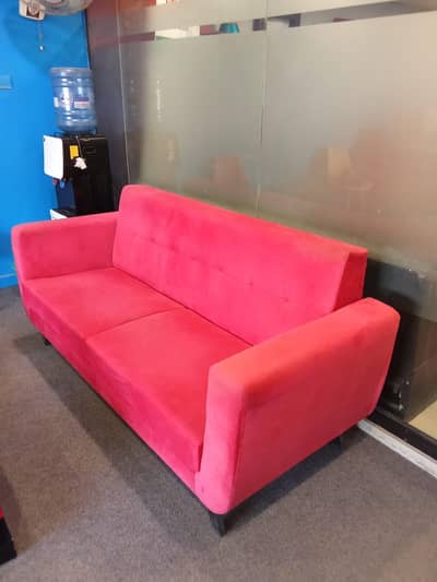 sleek & stylish Sofa in excellent condition