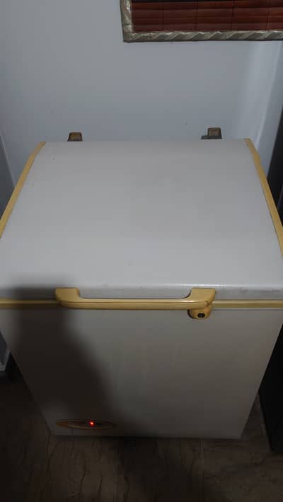 Genuine waves single door freezer