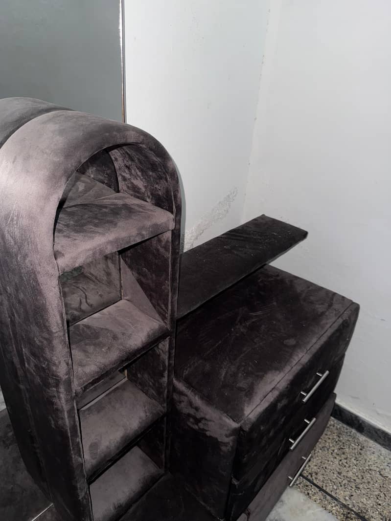 double bed, 2 side tables, dressing 0