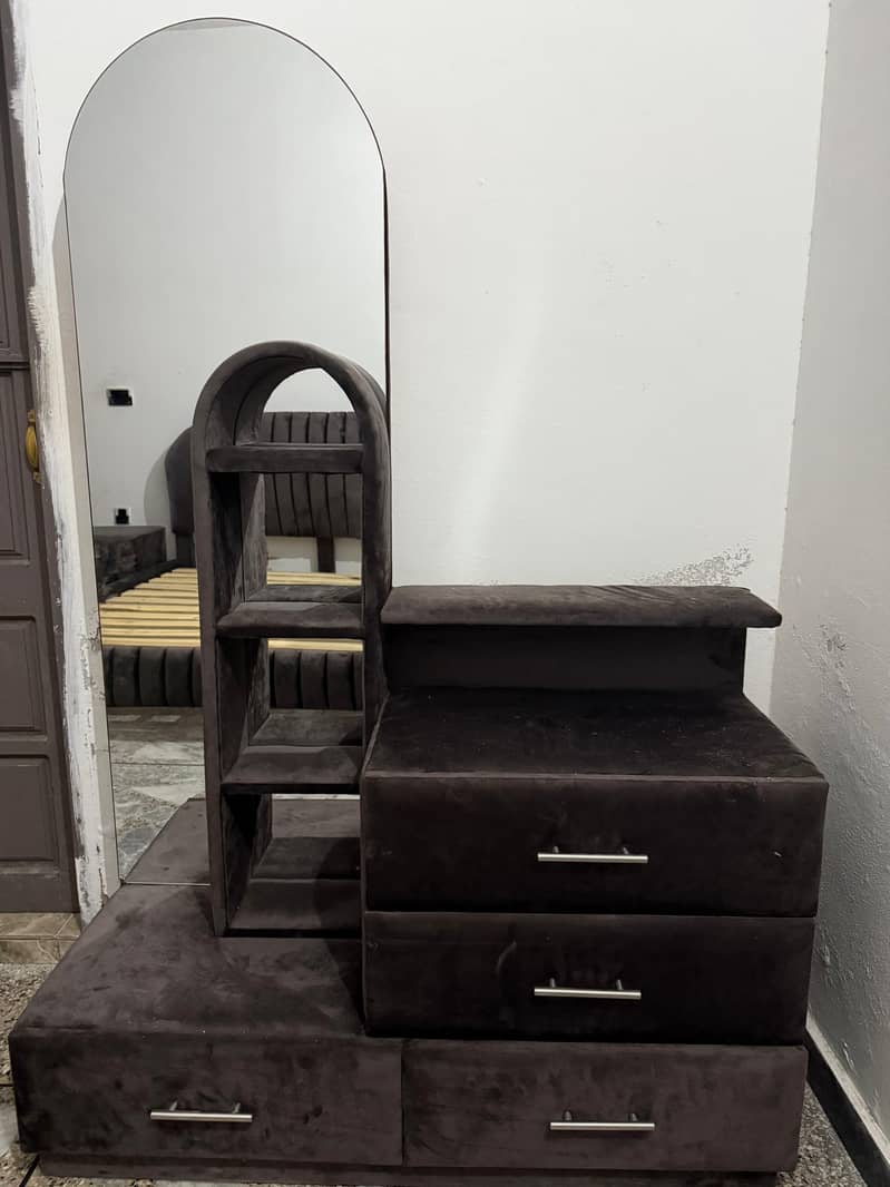 double bed, 2 side tables, dressing 1