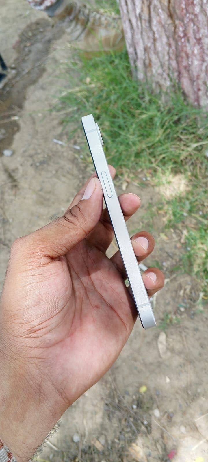 Apple iPhone 16e 3
