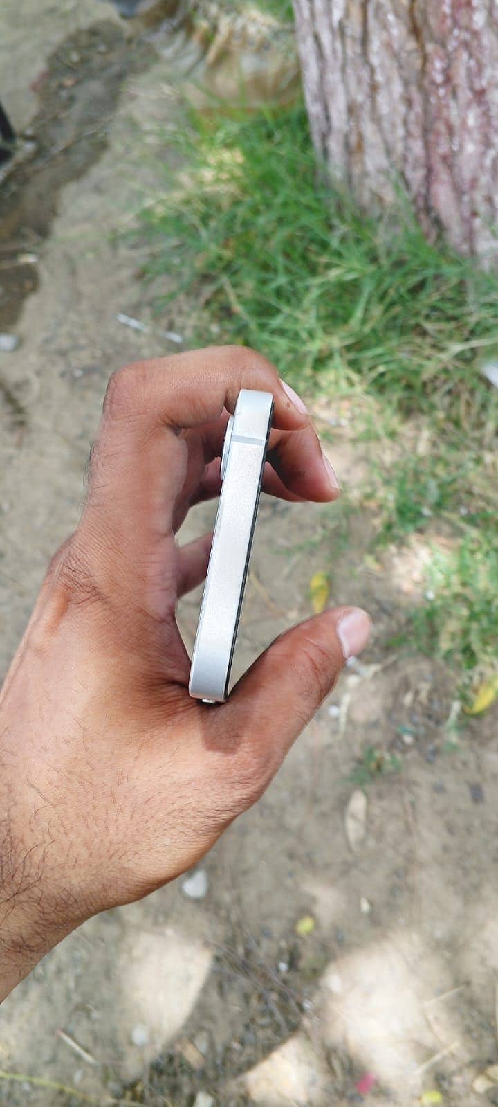 Apple iPhone 16e 4