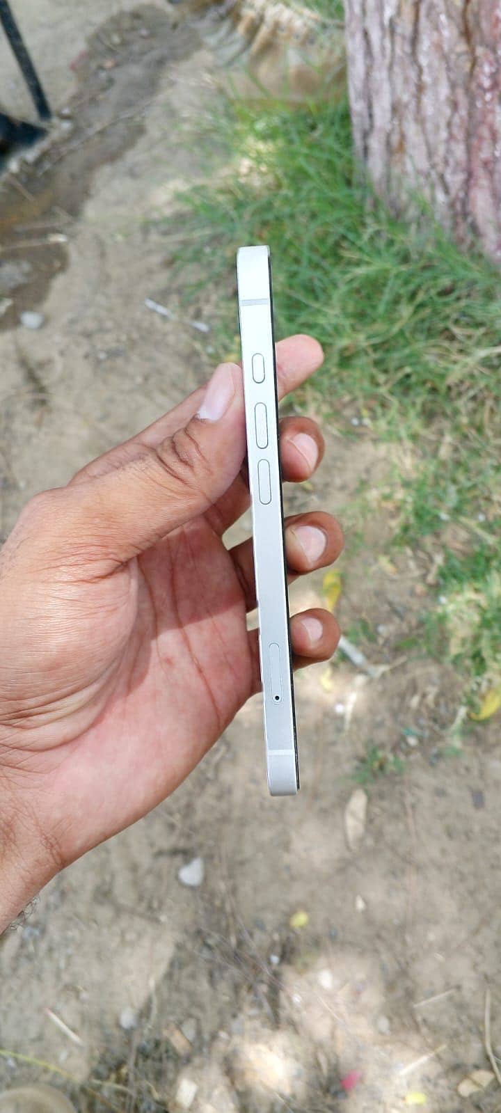 Apple iPhone 16e 5