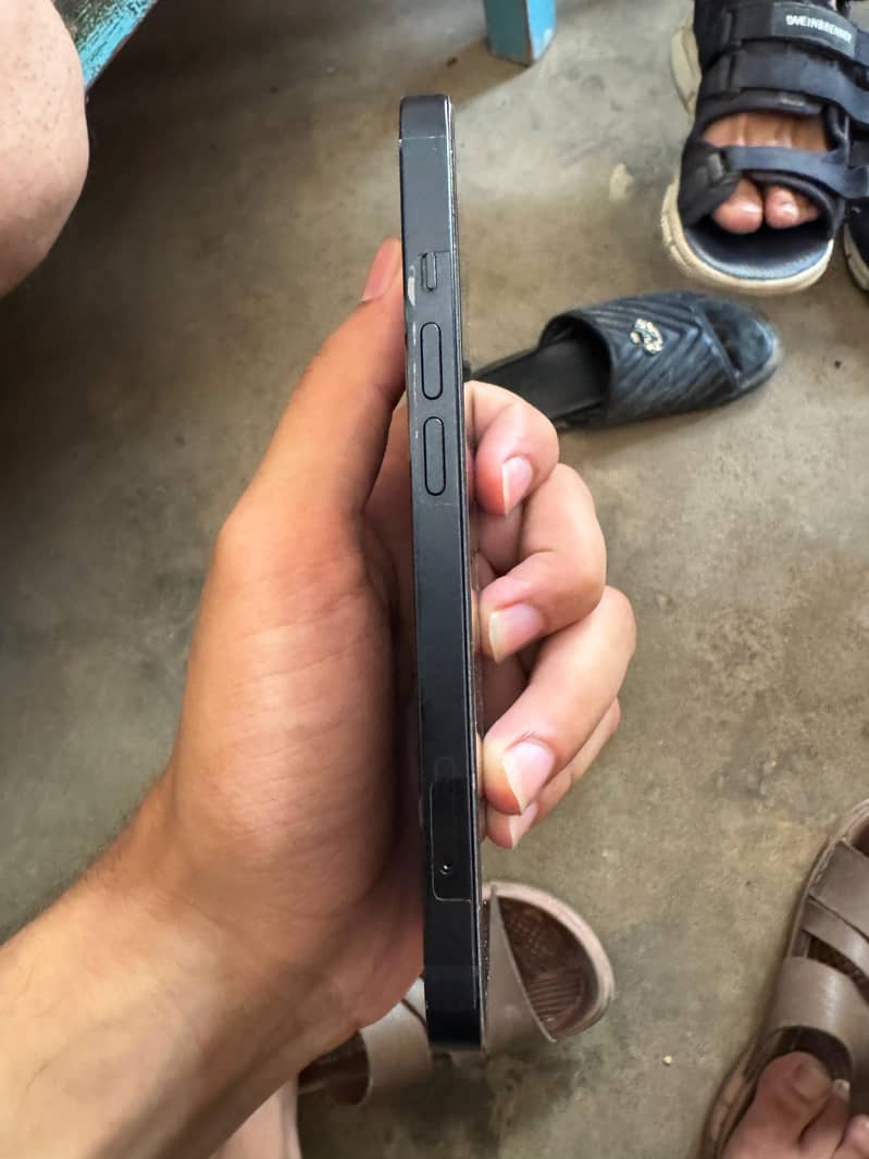 Apple iPhone 13 5