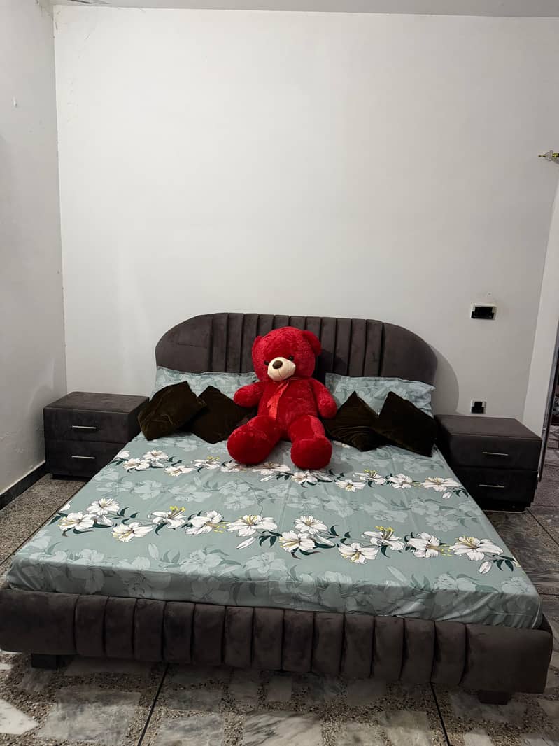 double bed, 2 side tables, dressing 3