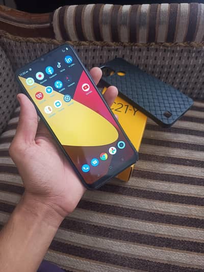 realme c21y 4/64 with box