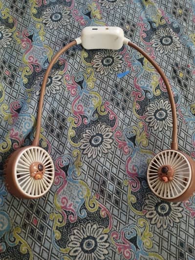 portable neck fan works perfectly