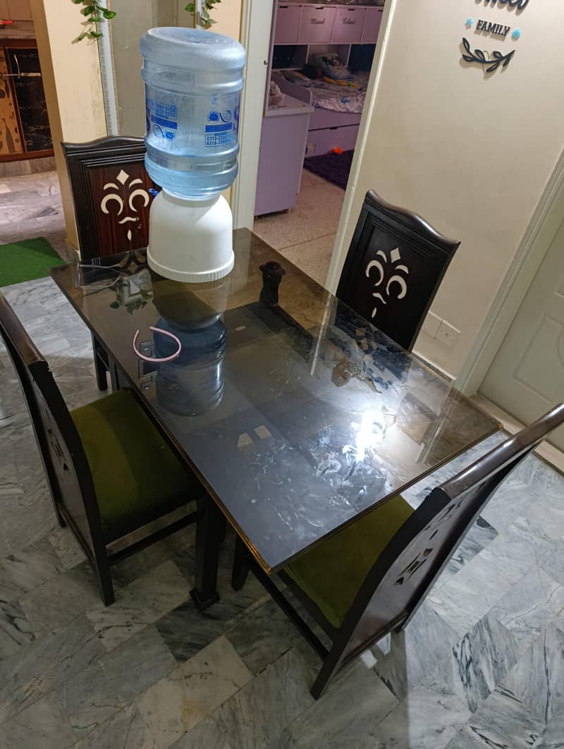 4 chairs dining table 0