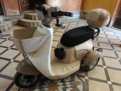 hi speed three wheel scooty