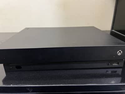 Xbox One X 1TB(1000gb)+4k+2 dics (just buy and enjoy)