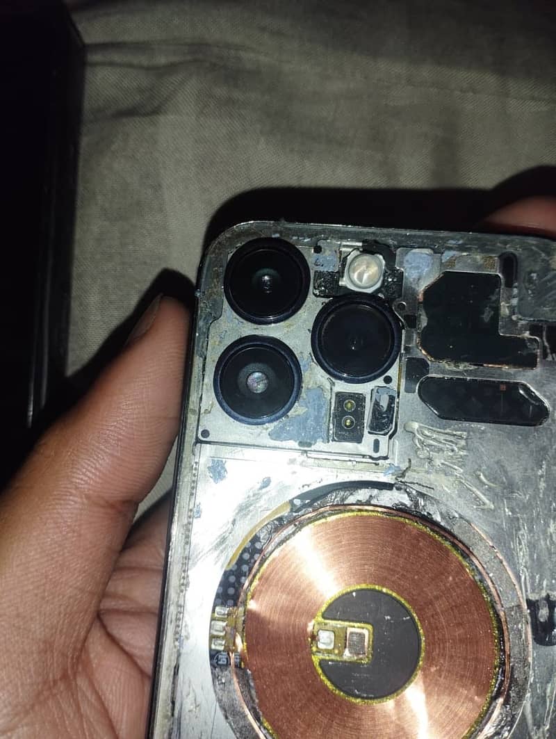 iPhone 13 Pro //0//3//2//5//8//8//1//0//0//9//3/ 4