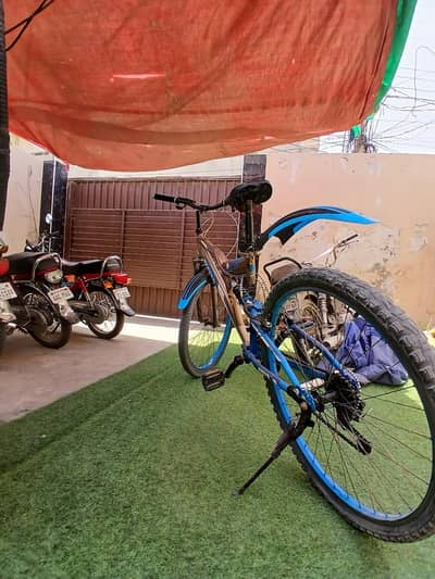 condition 10/9 puri cycle ki servise kerwai hy black tyre hn blue rim