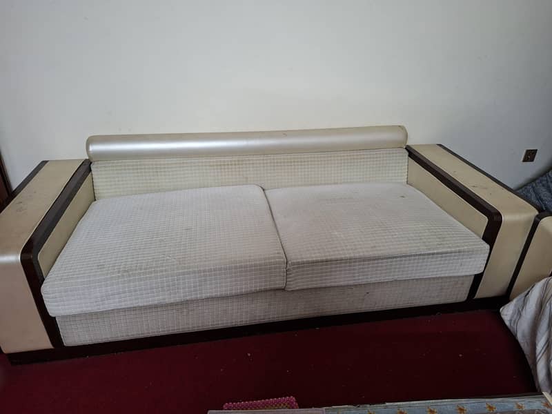 white colored spring sofas 0