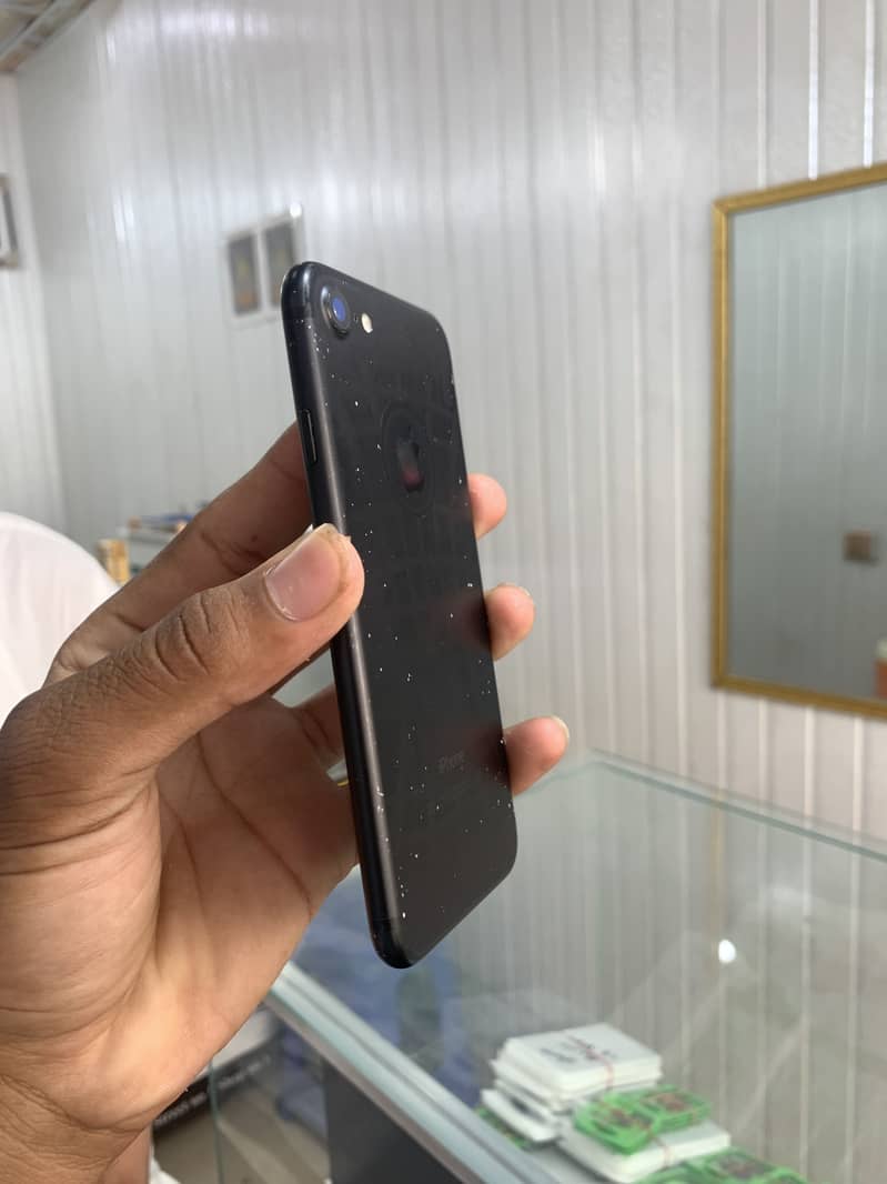 Apple iPhone 7 1