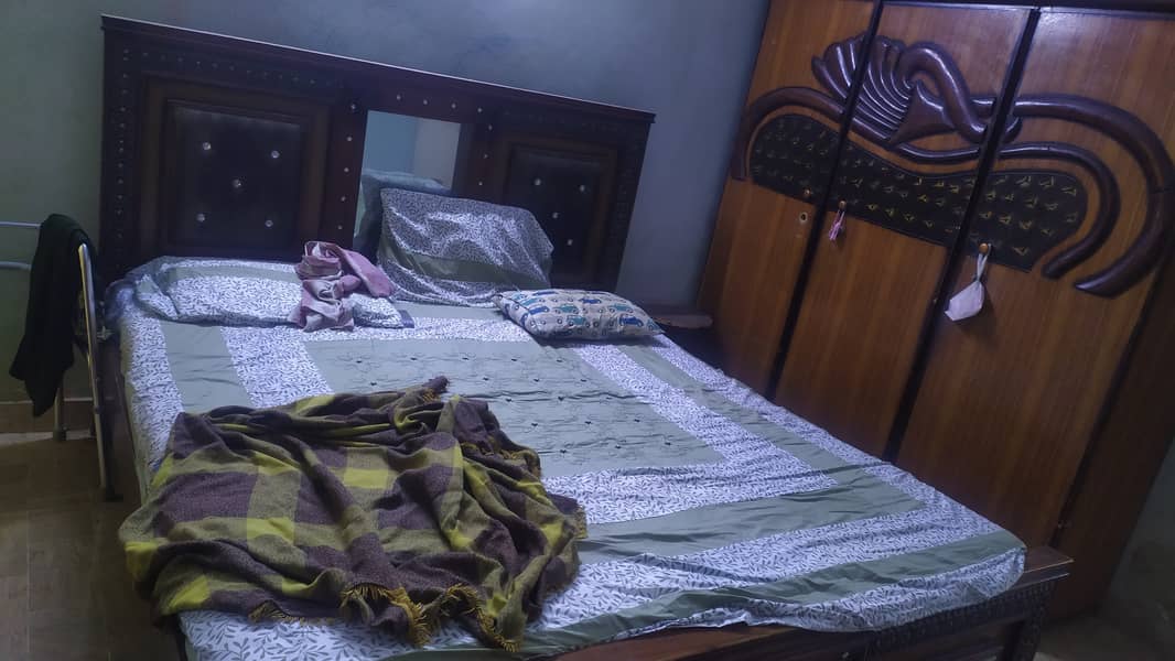 King size double bed 0
