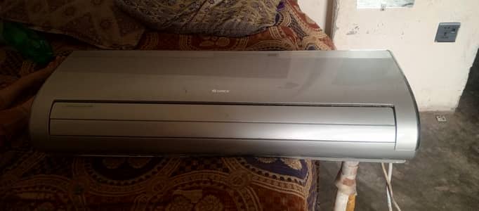 Gree Split AC – Used | 9/10 Condition | Full Cooling