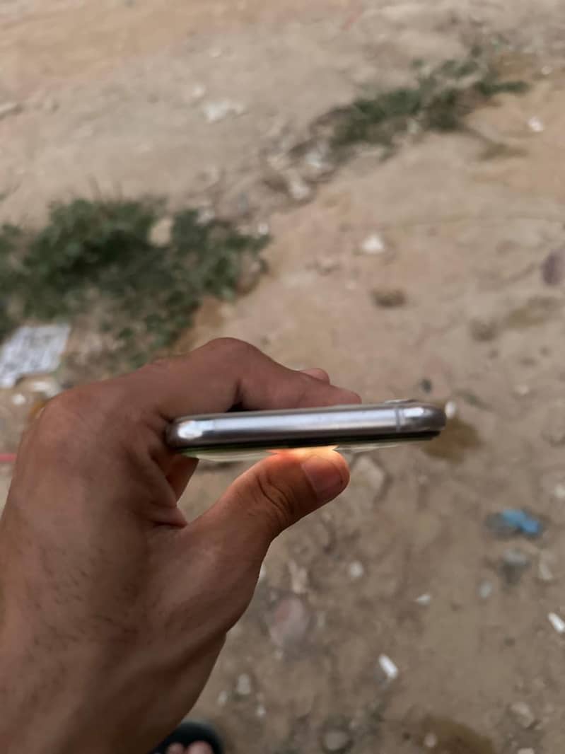 Apple iPhone 11 Pro 4