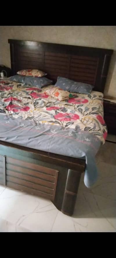 king size bed & dressing table