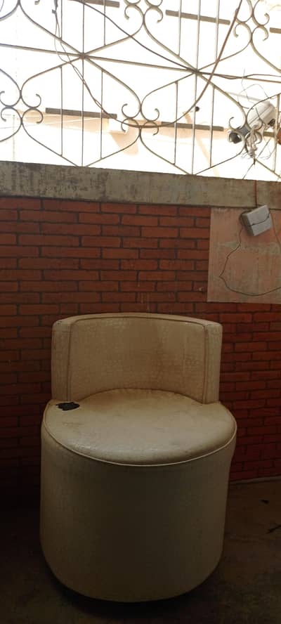 used room  sofa single seater 2 a dad with table