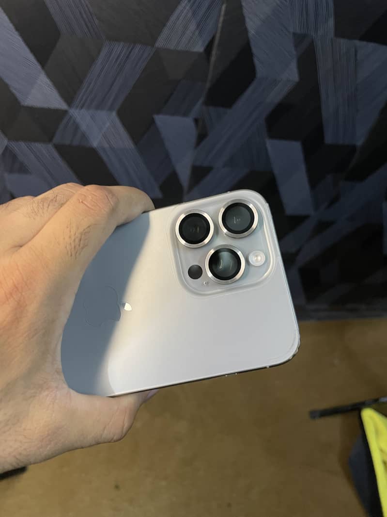 iPhone 15 Pro Max 2