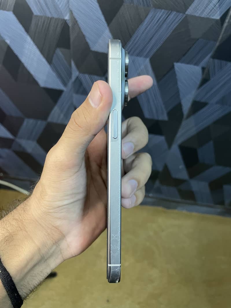 iPhone 15 Pro Max 3