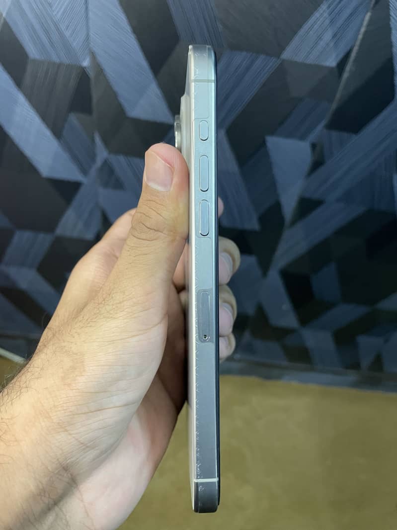 iPhone 15 Pro Max 4