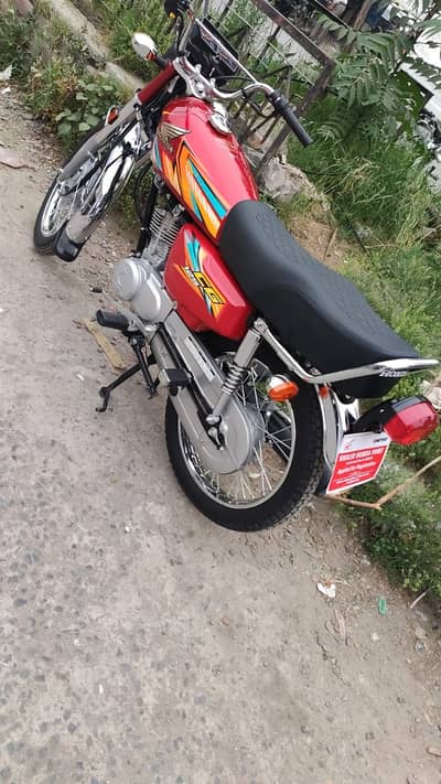 Honda 125 ha ( Islamabad reg ) ( 3rd month ka bike ha)