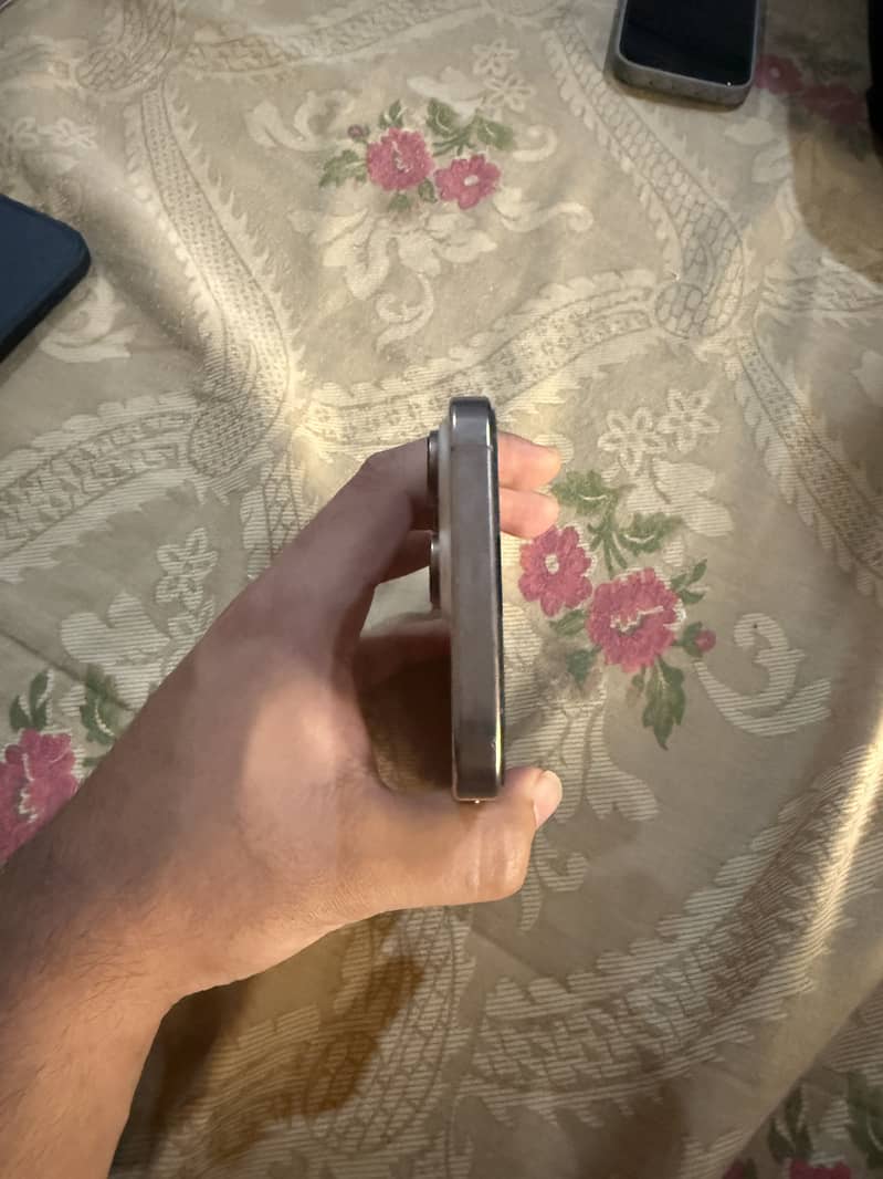 Iphone 16 pro max 4
